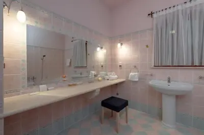 Kupaonica u objektu Majestic Tranquil Villa with Stunning Panoramic View