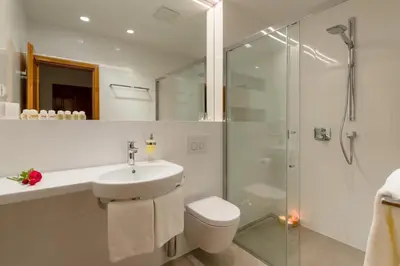 Kupaonica u objektu Majestic Tranquil Villa with Stunning Panoramic View