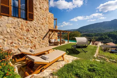 Pogled na planine ili pogled na planine iz vikendica