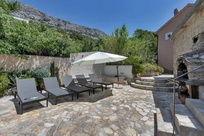 Pogled na planine ili pogled na planine iz vila