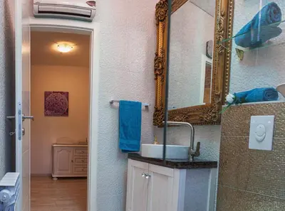 Kupaonica u objektu Lux apartment Sara with heated pool and jacuzzi