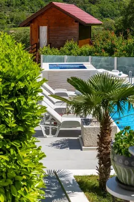 Vrt u objektu Lux apartment Sara with heated pool and jacuzzi