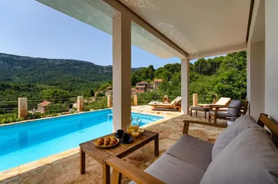 Pogled na planine ili pogled na planine iz vikendica