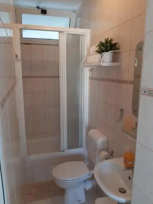 Kupaonica u objektu Apartment in Jelsa with terrace, air conditioning, Wi-Fi 4440-2