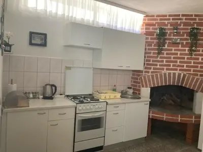 Kuhinja ili čajna kuhinja u objektu Apartment in Jelsa with terrace, air conditioning, Wi-Fi 4440-3