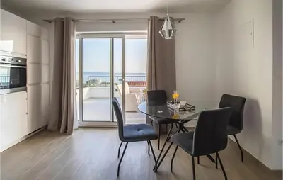 Kuhinja ili čajna kuhinja u objektu Lovely Apartment In Podstrana With Lake View