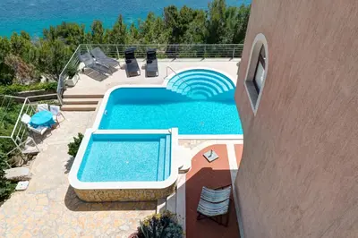 Bazen u objektu Apartments Majda ili u blizini