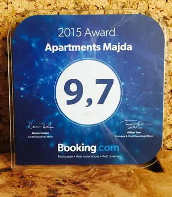Certifikat, nagrada, logo ili neki drugi dokument izložen u objektu Apartments Majda