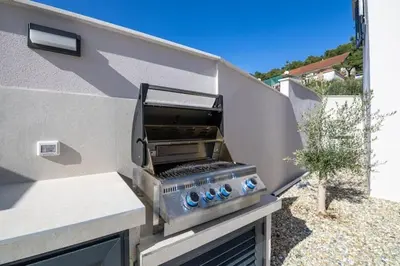 Oprema za roštilj dostupna gostima apartmana