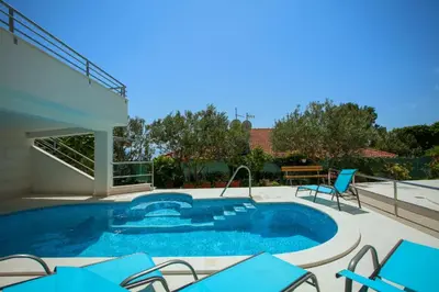 Bazen u objektu Apartments Relax Brela ili u blizini