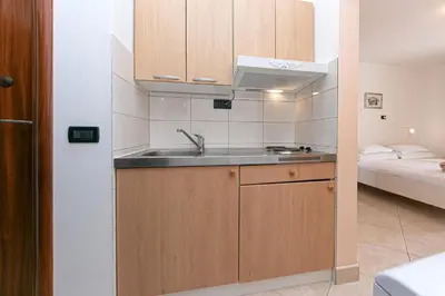 Kuhinja ili čajna kuhinja u objektu Apartments Relax Brela