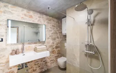 Kupaonica u objektu 2 Bedroom Gorgeous Home In Gdinj