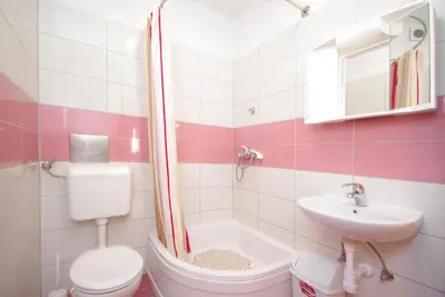 Kupaonica u objektu Orange House three bedroom apartment with sea view