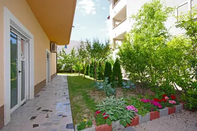 Vrt u objektu Orange House three bedroom apartment with sea view