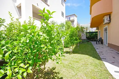 Vrt u objektu Orange House three bedroom apartment with sea view