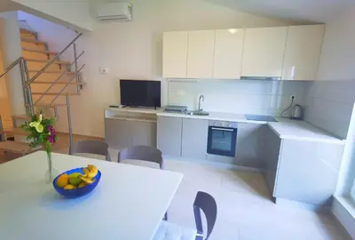 Kuhinja ili čajna kuhinja u objektu Duplex Apartment for 10 persons, first row by the sea, Beach House Ana