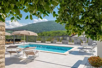 Pogled na planine ili pogled na planine iz vila