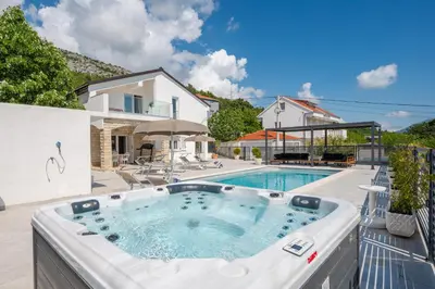 Bazen u objektu Villa Magnolia I Heated Pool & Hot Tub near Omiš, 10 Guests ili u blizini