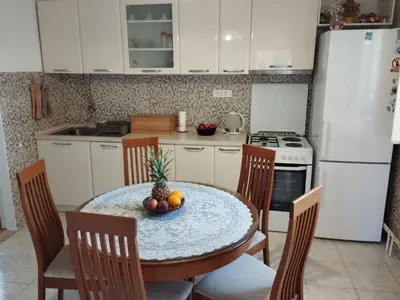 Kuhinja ili čajna kuhinja u objektu Two Bedroom Apartment with Terrace A1
