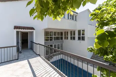 Bazen u objektu Nature View Spacious Five Bedroom Villa, Pool ili u blizini