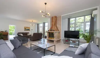 TV i/ili zabavni centar u objektu Nature View Spacious Five Bedroom Villa, Pool