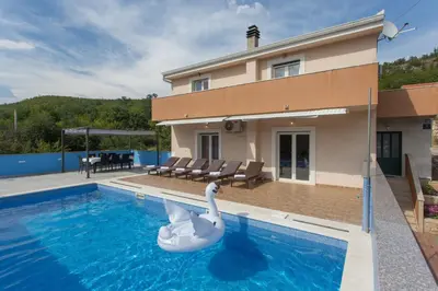 Bazen u objektu Villa Tomić ili u blizini