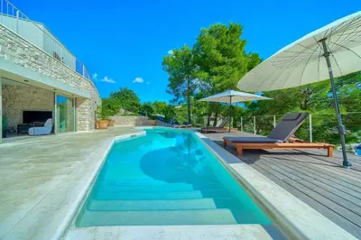 Bazen u objektu Villa Pine Haven - Heated Pool, Sea Views & BBQ Terrace I Brač ili u blizini