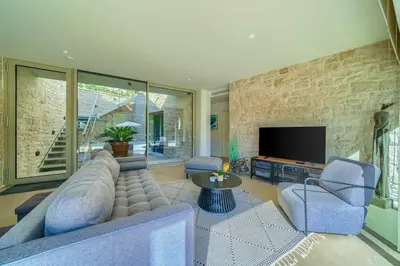 TV i/ili zabavni centar u objektu Villa Pine Haven - Heated Pool, Sea Views & BBQ Terrace I Brač