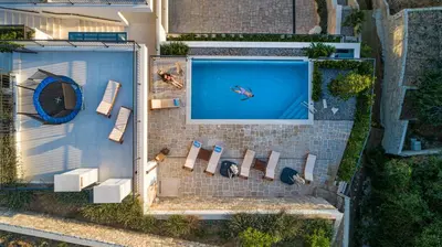 Bazen u objektu LUXE house near beach with pool,jacuzzi, sauna ili u blizini