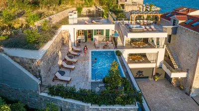 Bazen u objektu LUXE house near beach with pool,jacuzzi, sauna ili u blizini