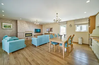 TV i/ili zabavni centar u objektu LUXE house near beach with pool,jacuzzi, sauna