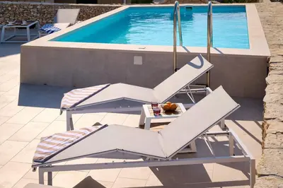 Bazen u objektu Luxury seafront villa Familija Splitska with pool on Brač ili u blizini