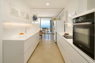 Kuhinja ili čajna kuhinja u objektu Luxury seafront villa Familija Splitska with pool on Brač