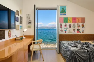 Krevet ili kreveti u jedinici u objektu Luxury seafront villa Familija Splitska with pool on Brač