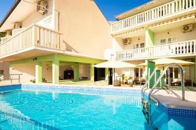 Bazen u objektu Fortuna Apartments - Shared Pool ili u blizini