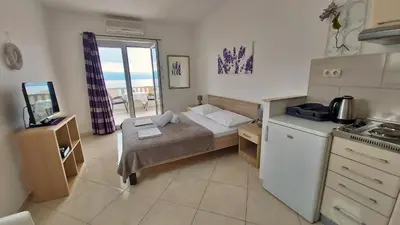Kuhinja ili čajna kuhinja u objektu Apartments Nemira