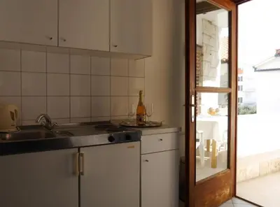 Kuhinja ili čajna kuhinja u objektu Dugi Rat Seaside Apartments