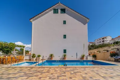 Bazen u objektu La Perla Apartments 2 ili u blizini