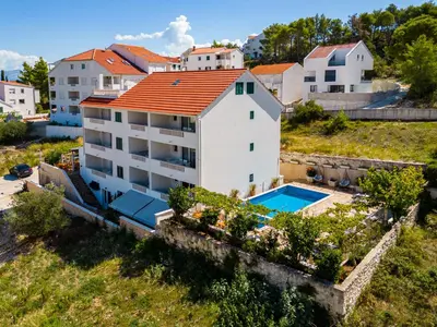 Bazen u objektu La Perla apartments 3 ili u blizini