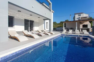 Bazen u objektu Family friendly house with a swimming pool Srinjine, Split - 23770 ili u blizini