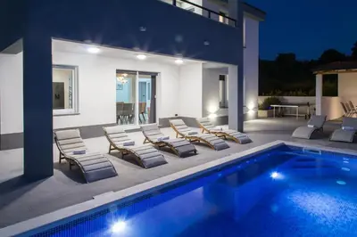 Bazen u objektu Family friendly house with a swimming pool Srinjine, Split - 23770 ili u blizini