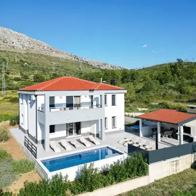 Family friendly house with a swimming pool Srinjine