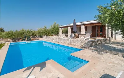 Bazen u objektu Stunning Home In Sutivan ili u blizini