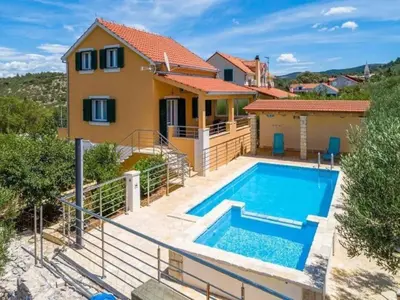 Bazen u objektu Sunny Holiday Home With Pool ili u blizini