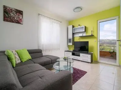 TV i/ili zabavni centar u objektu Sunny Holiday Home With Pool