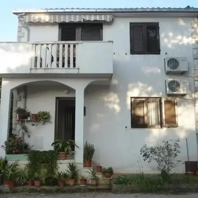 Apartments with parking space Mirca