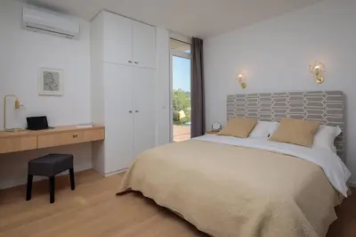 Krevet ili kreveti u jedinici u objektu Unique 4-Bedroom Villa SemperVivum with pool in Sutivan