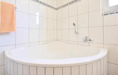 Kupaonica u objektu One-Bedroom Apartment Dugi Rat With Sea View 06