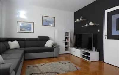 TV i/ili zabavni centar u objektu One-Bedroom Apartment Dugi Rat With Sea View 06