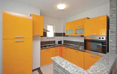 Kuhinja ili čajna kuhinja u objektu One-Bedroom Apartment Makarska With Sea View 07